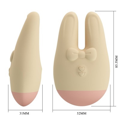 Objeto em forma de coelho bege e rosa com medidor de dimensões
