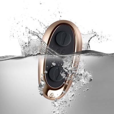 Candeeiro LED portátil oval dourado a flutuar na água