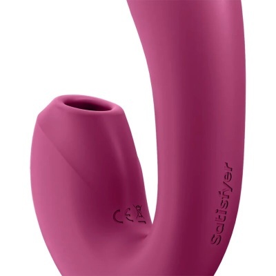Produto silicone cor rosa com formato curvo e marca 'Satisfyer' em relevo