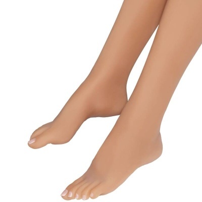 Dois pés femininos com unhas marcadas em fundo branco