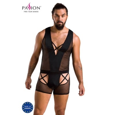 Homem a usar roupa interior masculina preta transparente com tiras