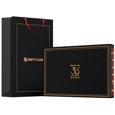 Embalagem preta elegante com texto dourado e alças vermelhas