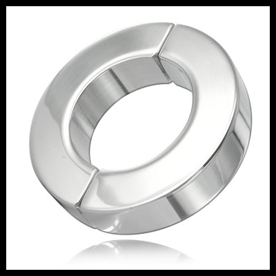 Anel de metal prateado brilhante com aberturas opostas