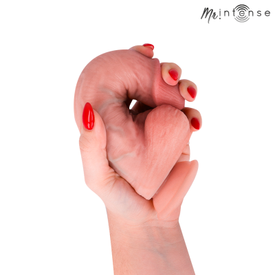 Mão segurando objeto flexível cor pele com unhas vermelhas e logo Mr!ntense