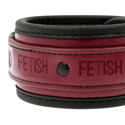 Bracelete vermelha e preta com texto Fetish Submissive e pregos pretos
