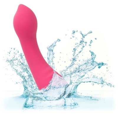 Vibrador rose curvo submerso em água com respingos