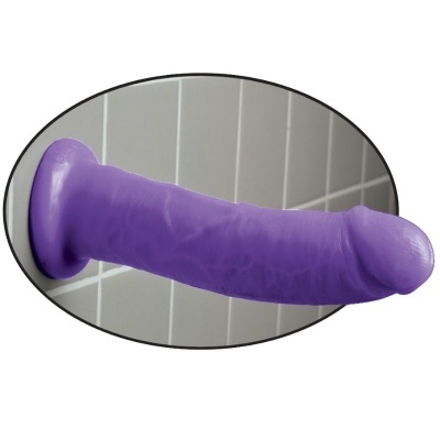 Dildo violeta com ventosa na base montado em parede de azulejos