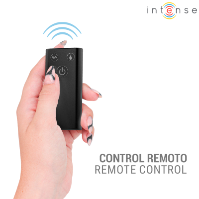 Control remoto preto com três botões segurado numa mão feminina com unhas decoradas, fundo branco.