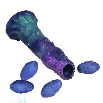 Objeto alongado azul, verde e roxo com textura, rodeado por quatro peças ovais azuis