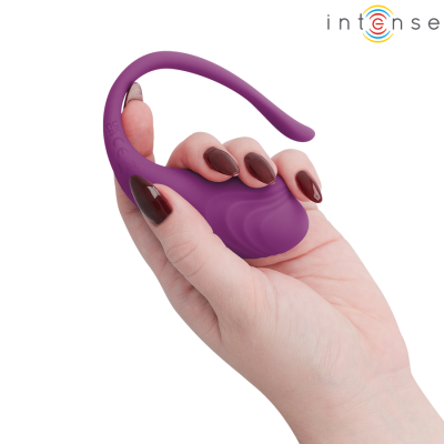 Mão segurando dispositivo de silicone roxo curvo com logo intense