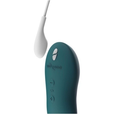 Dispositivo vibratório azul escuro com botões e texto We Vibe, acompanhado de acessório branco