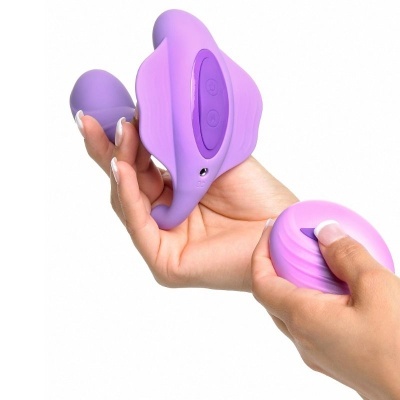 Vibrador roxo em silicone com controle remoto roxo nas mãos