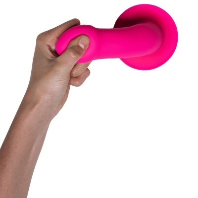 Objeto de silicone rosa segurado por uma mão