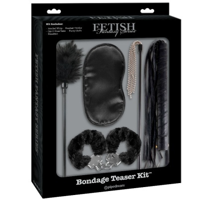 Kit Bondage Teaser com venda preta, algemas de pelúcia, varinha de penas, chicote preto e corrente prateada