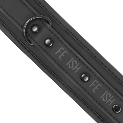 Correia preta com detalhes metálicos e texto FETISH impresso