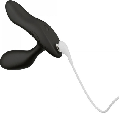Dispositivo preto com cabo branco plugado em fundo branco
