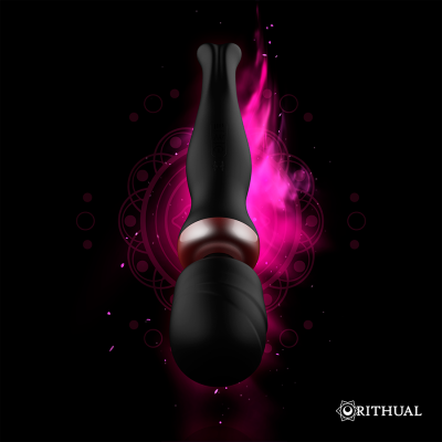 Vibrador preto com detalhes prateados sobre fundo preto com efeitos rosa e logótipo ORITHUAL.
