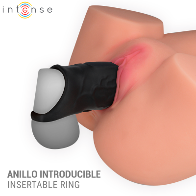 Anel introduzível preto num modelo anatómico com textura pele e texto ANILLO INTRODUCIBLE INSERTABLE RING