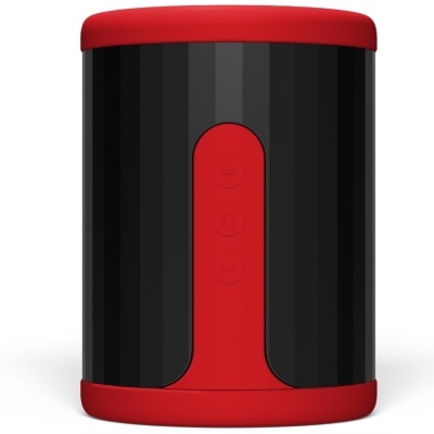 Coluna de som portátil preta e vermelha com botões frontais em fundo branco.