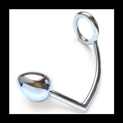 Plug anal metálico cromado com base em forma de anel sobre fundo branco