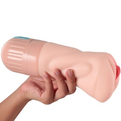 Masturbador masculino em silicone bege com tampa rosqueável sendo segurado por mão