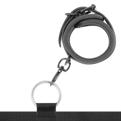 Algemas e correia preta com fecho metálico sobre fundo branco