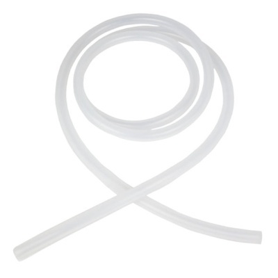 Tubo flexível transparente de plástico enrolado.