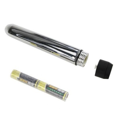 Tubo metálico cromado com tampa preta destacada e pilha AA em invólucro plástico
