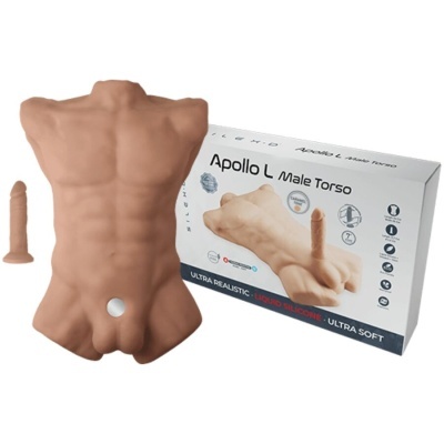 Torso masculino em silicone com detalhes musculares e prótese peniana, ao lado da embalagem do produto.