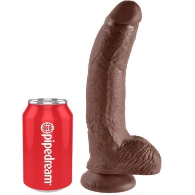 Dildo castanho com base de ventosa ao lado de lata vermelha com texto 'pipedream'