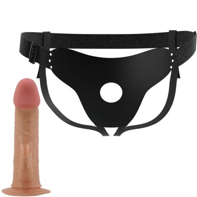 Conjunto de cintas pretas com dildo cor de pele em fundo branco