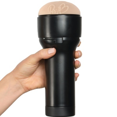 Recipiente preto cilíndrico com tampa bege e texto Ray-Ban, segurado por mão.
