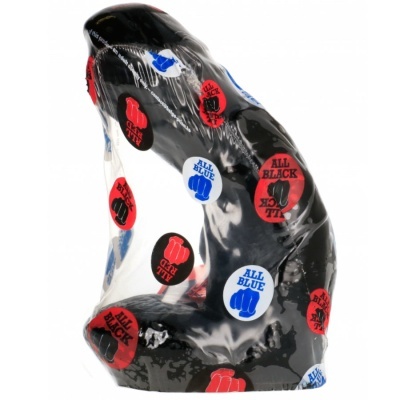 Escultura abstrata preta e cinza com círculos e textos, embrulhada em película plástica