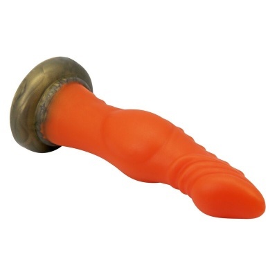 Dildo laranja com ventosa marrom em fundo branco