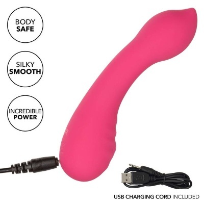 Vibrador rosa curvado com cabo USB de carregamento e texto descritivo em inglês