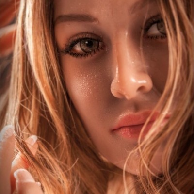 Rosto próximo de mulher com cabelo loiro e olhos castanhos claros