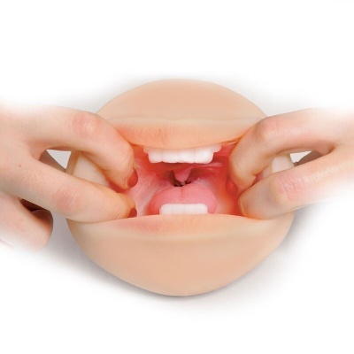 Boca artificial de silicone aberta por mãos, mostrando dentes brancos.