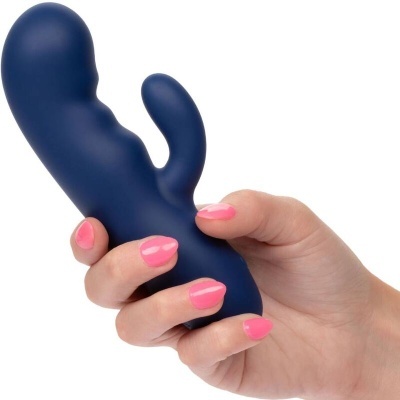 Mão segurando um vibrador azul com duas pontas