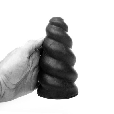 Objeto preto em espiral segurado por mão sobre fundo branco