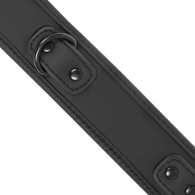 Correia preta em material sintético com fecho em anel metálico