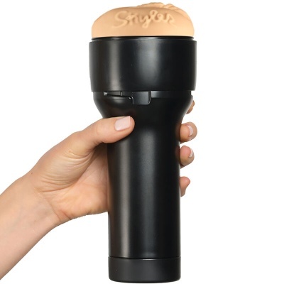 Dispositivo preto com cabeça de silicone bege onde está escrito Styler na mão feminina