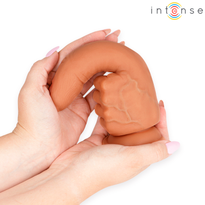 Figura em silicone castanho com textura veias segura por mãos humanas