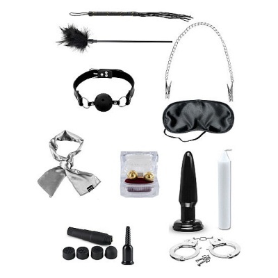 Conjunto de acessórios sexuais variados em preto, prata e dourado dispostos sobre fundo branco