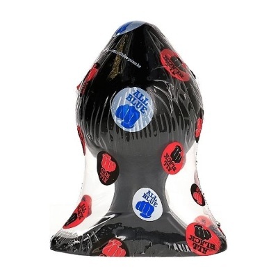 Cone preto com padrão de círculos coloridos e textos embalado em película transparente.