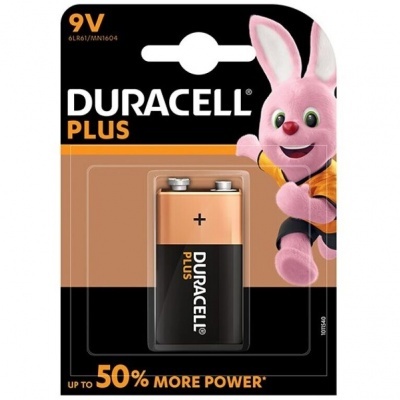 Pilhas Duracell Plus 9V em embalagem preta e laranja com boneco rosa