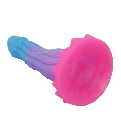 Objeto de silicone azul, roxo e rosa com textura e base larga