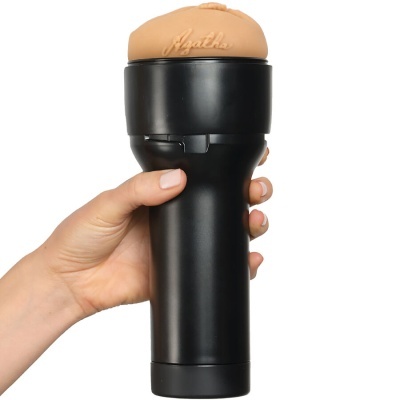 Dispositivo preto com topo em silicone cor de pele com a palavra 'Ayudah' em relevo segurado por mão