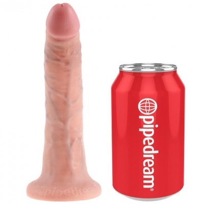 Dildo realista cor de pele ao lado de uma lata vermelha com o logo 'pipedream'.