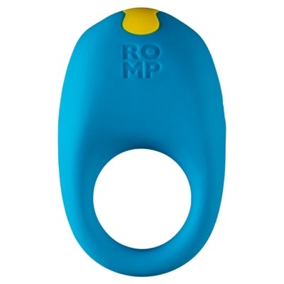 Anel azul de silicone com um detalhe amarelo e texto ROMP em relevo