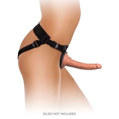 Arnês preto ajustável para uso genital com base em silicone exibido num manequim